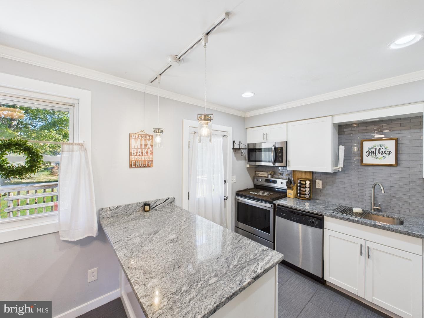 319 Sassafras Road photo 11