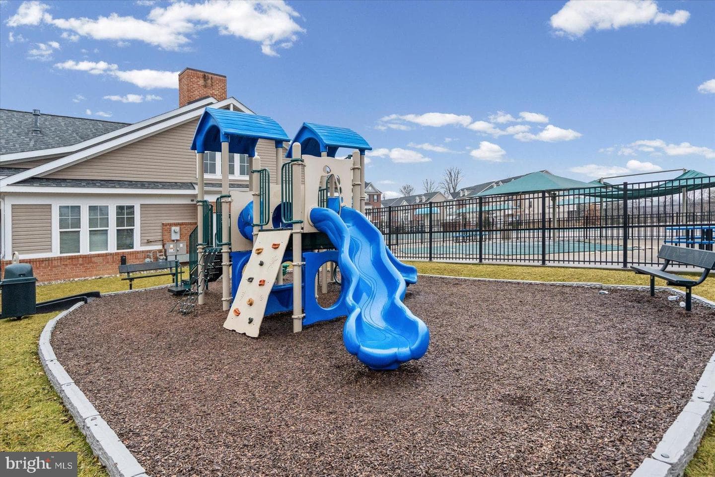 9442 Adelaide photo 36