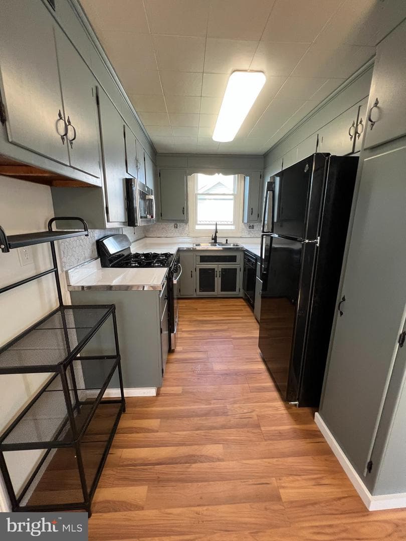 35 Elizabeth Avenue photo 4