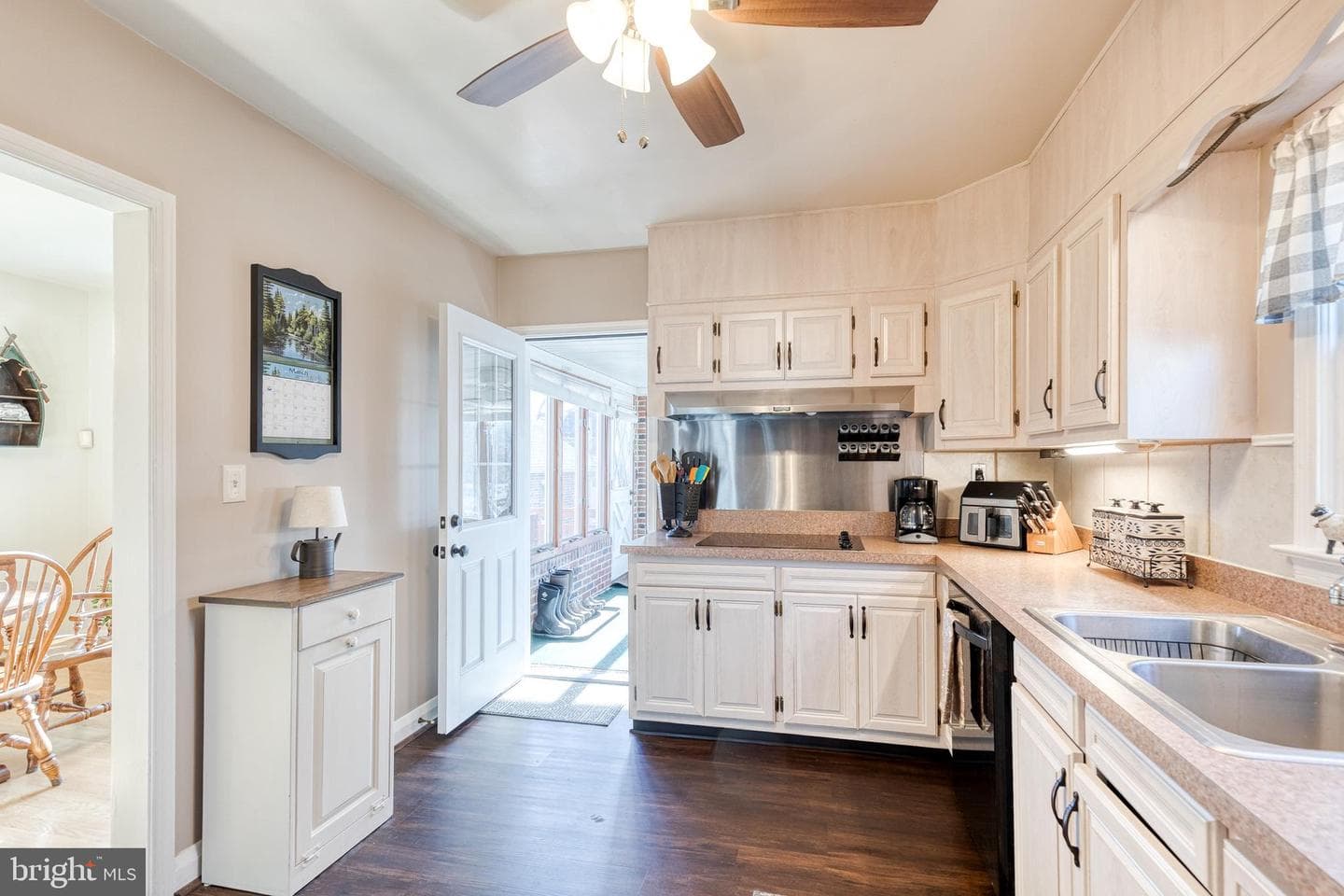 1911 Sunberry Road photo 14