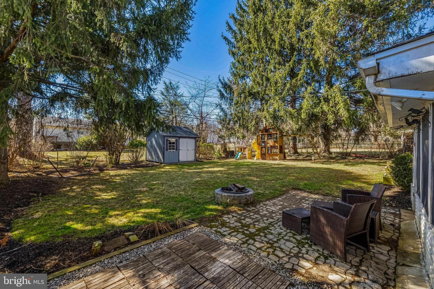223 Bond Avenue photo 34