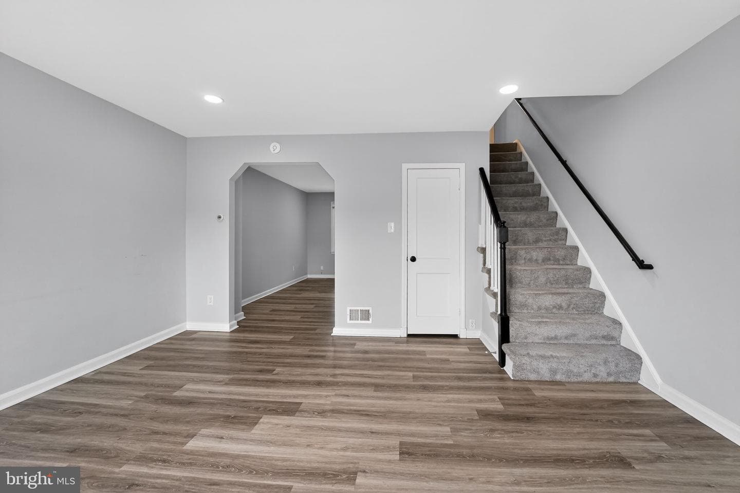 5562 Dolores Avenue photo 2