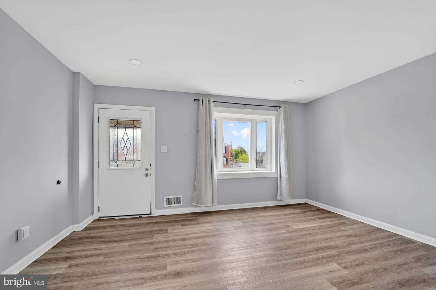 5562 Dolores Avenue photo 4