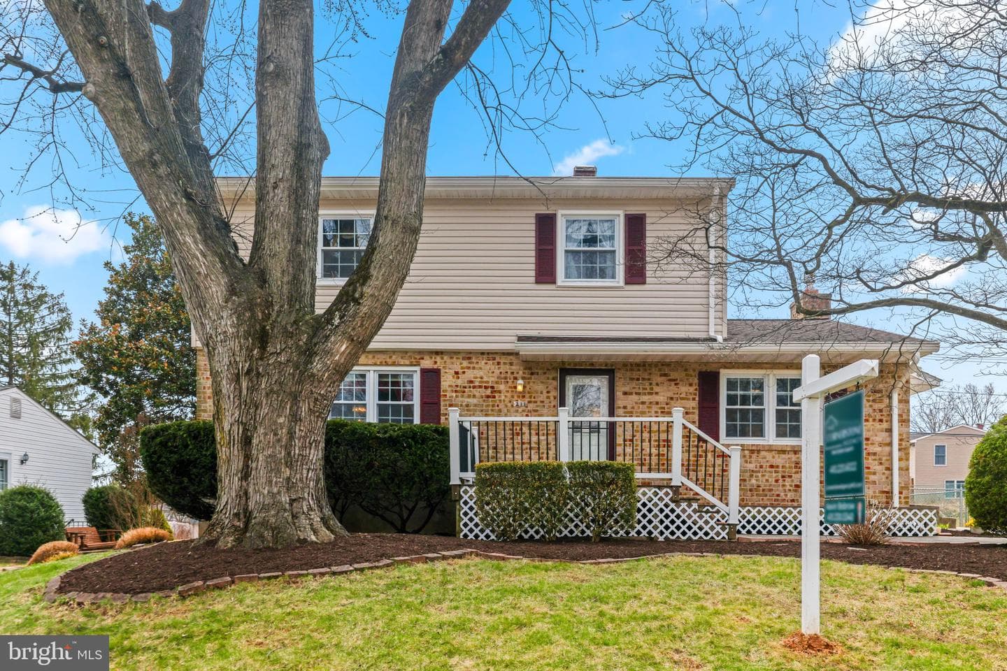 211 Bond Avenue photo 3