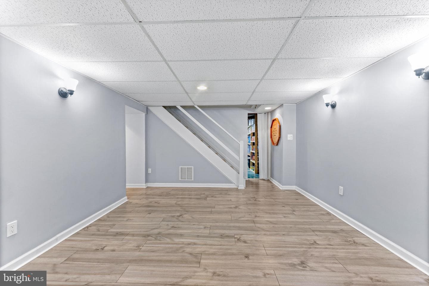 211 Bond Avenue photo 43