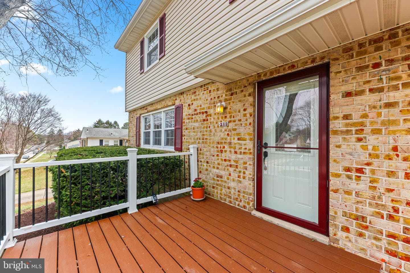 211 Bond Avenue photo 6