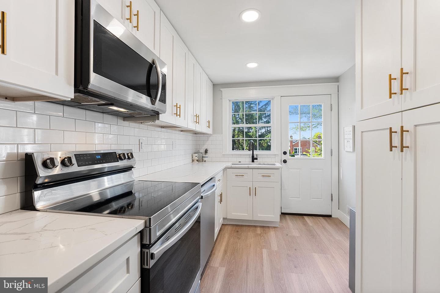 1569 Doxbury Road photo 3