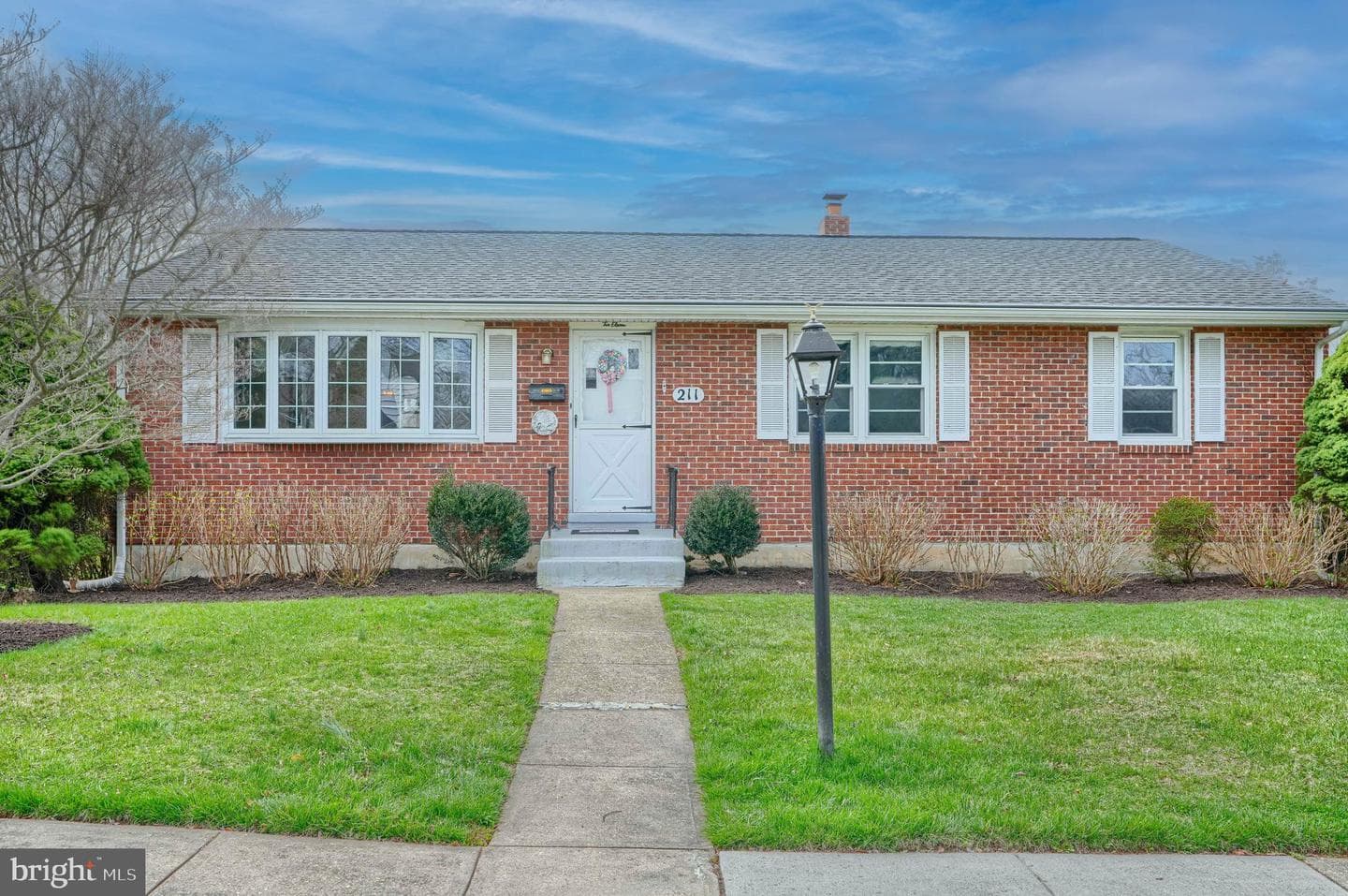 211 Rothwell Drive photo 2