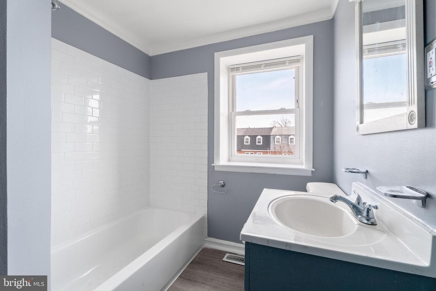 710 Kingston Road photo 13
