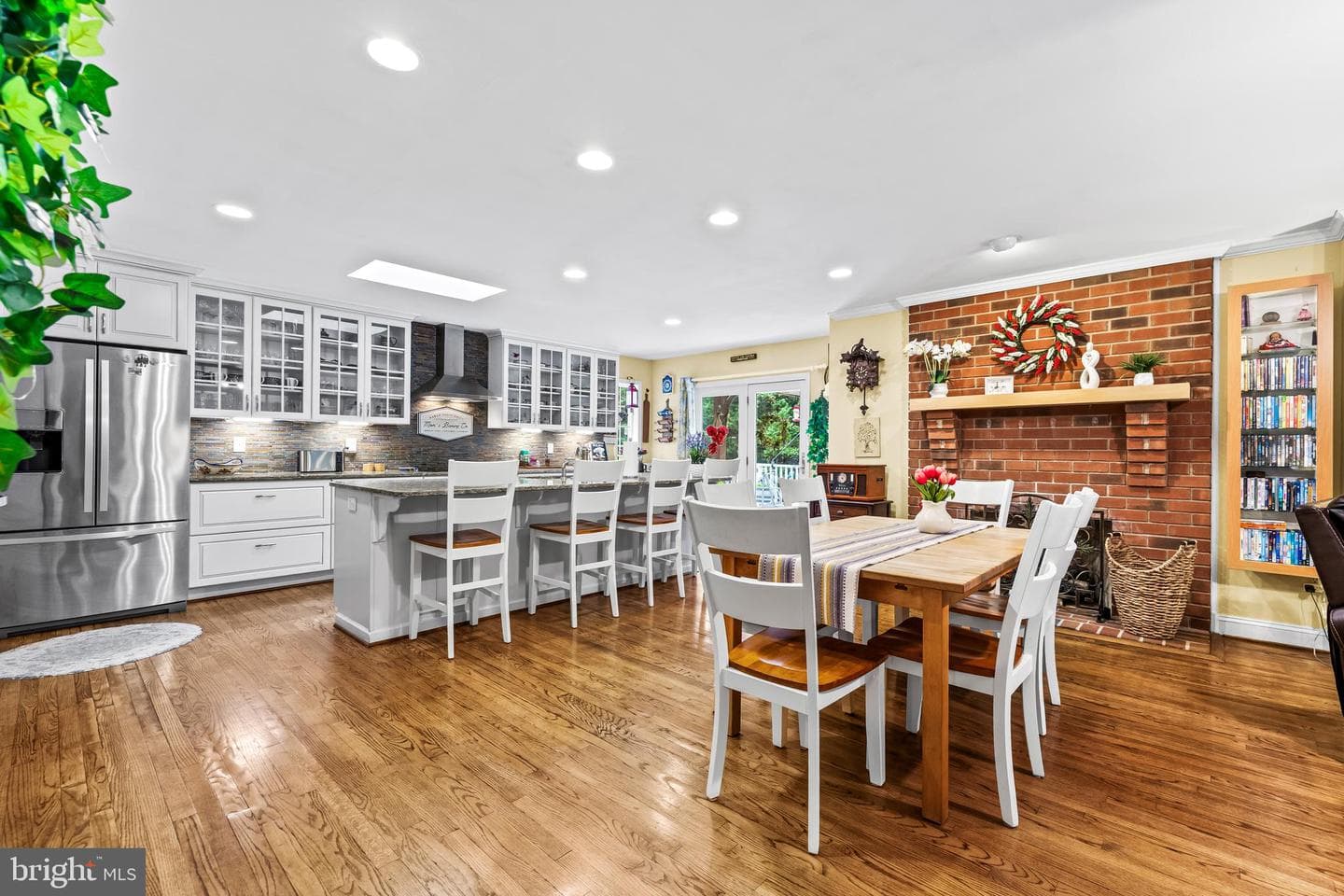 904 Maplehurst Lane photo 4