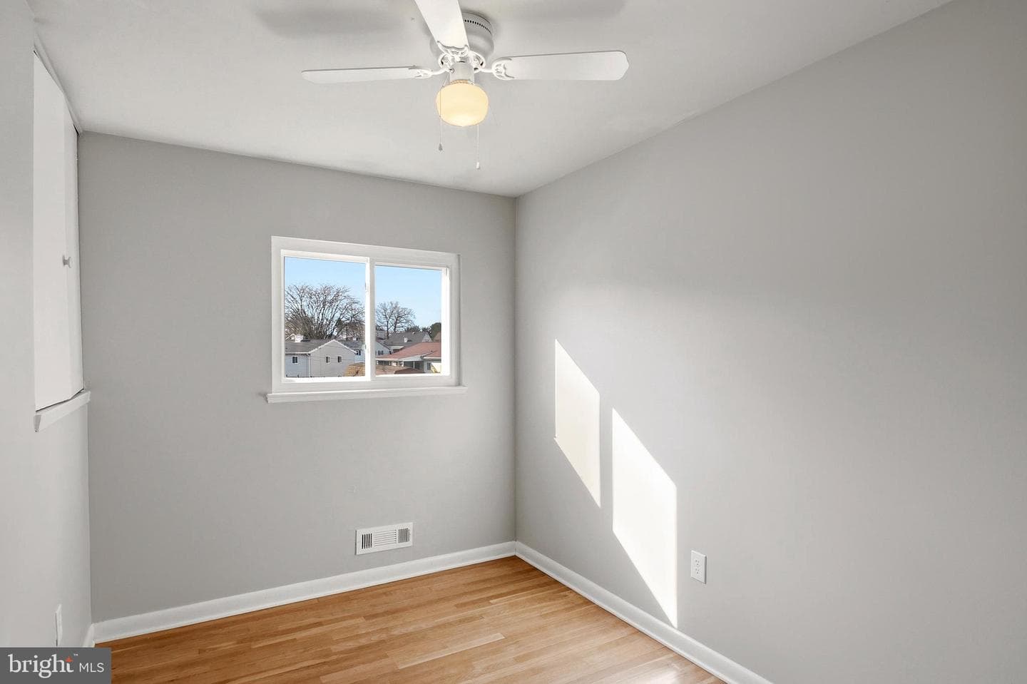 1219 Redcliffe photo 24