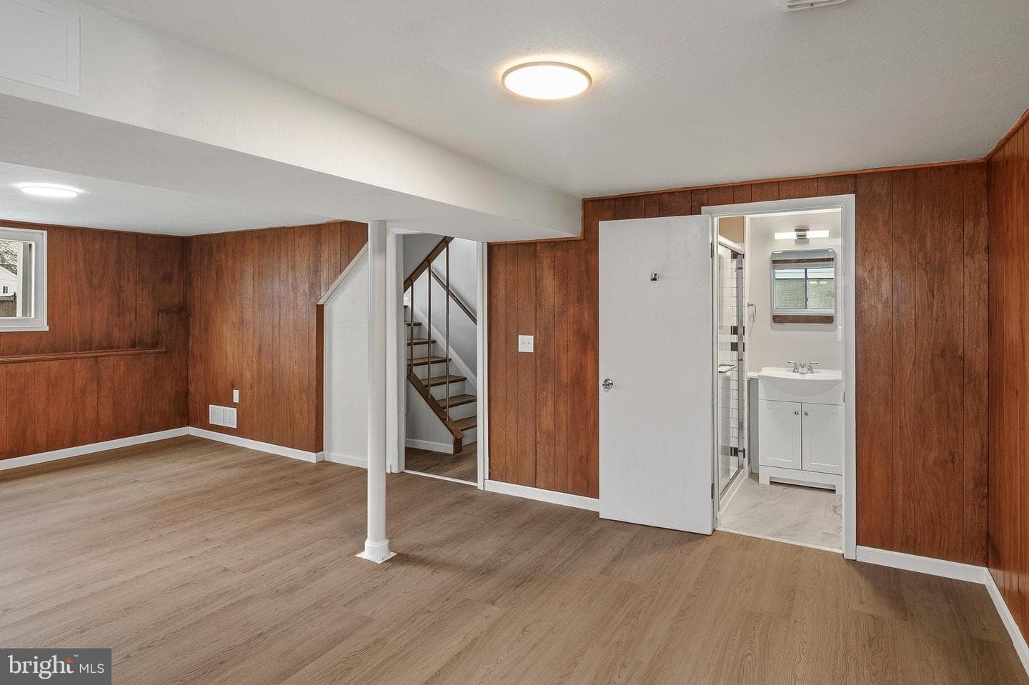 1219 Redcliffe photo 32