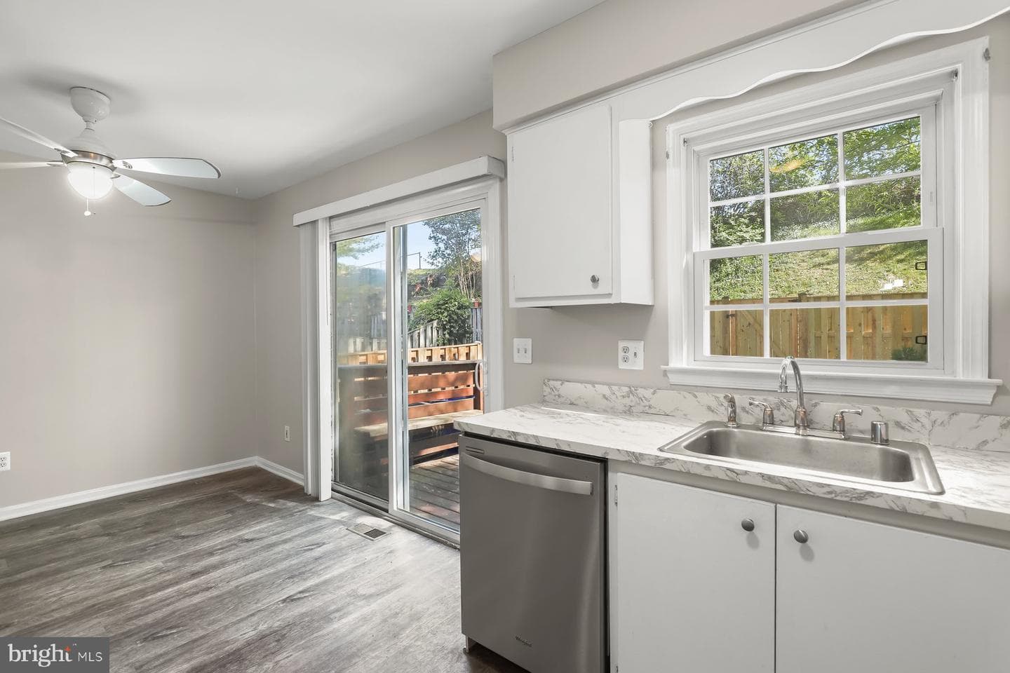 5827 Richardson Mews Square photo 4