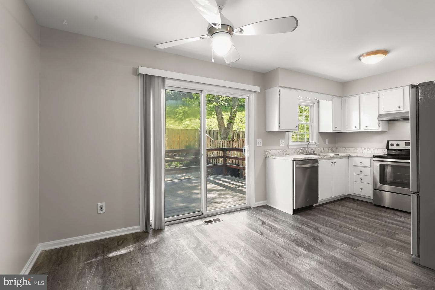 5827 Richardson Mews Square photo 7