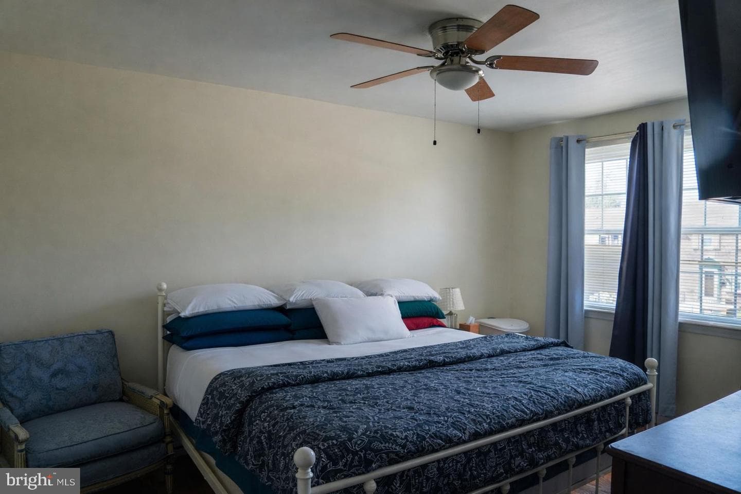 221 E Medwick Garth photo 12