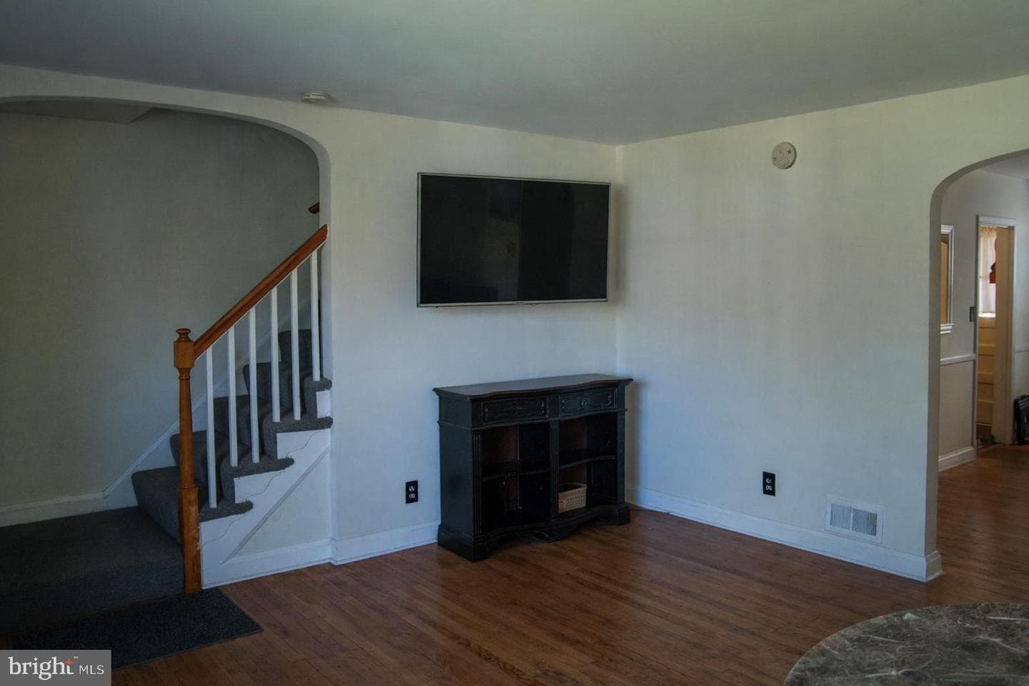221 E Medwick Garth photo 3