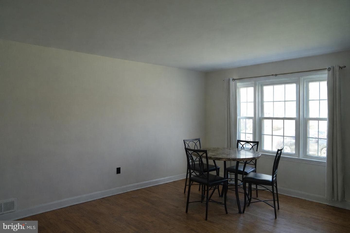 221 E Medwick Garth photo 4