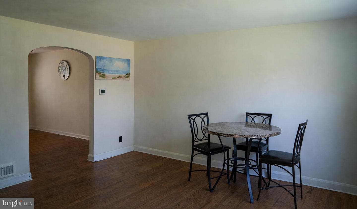 221 E Medwick Garth photo 5