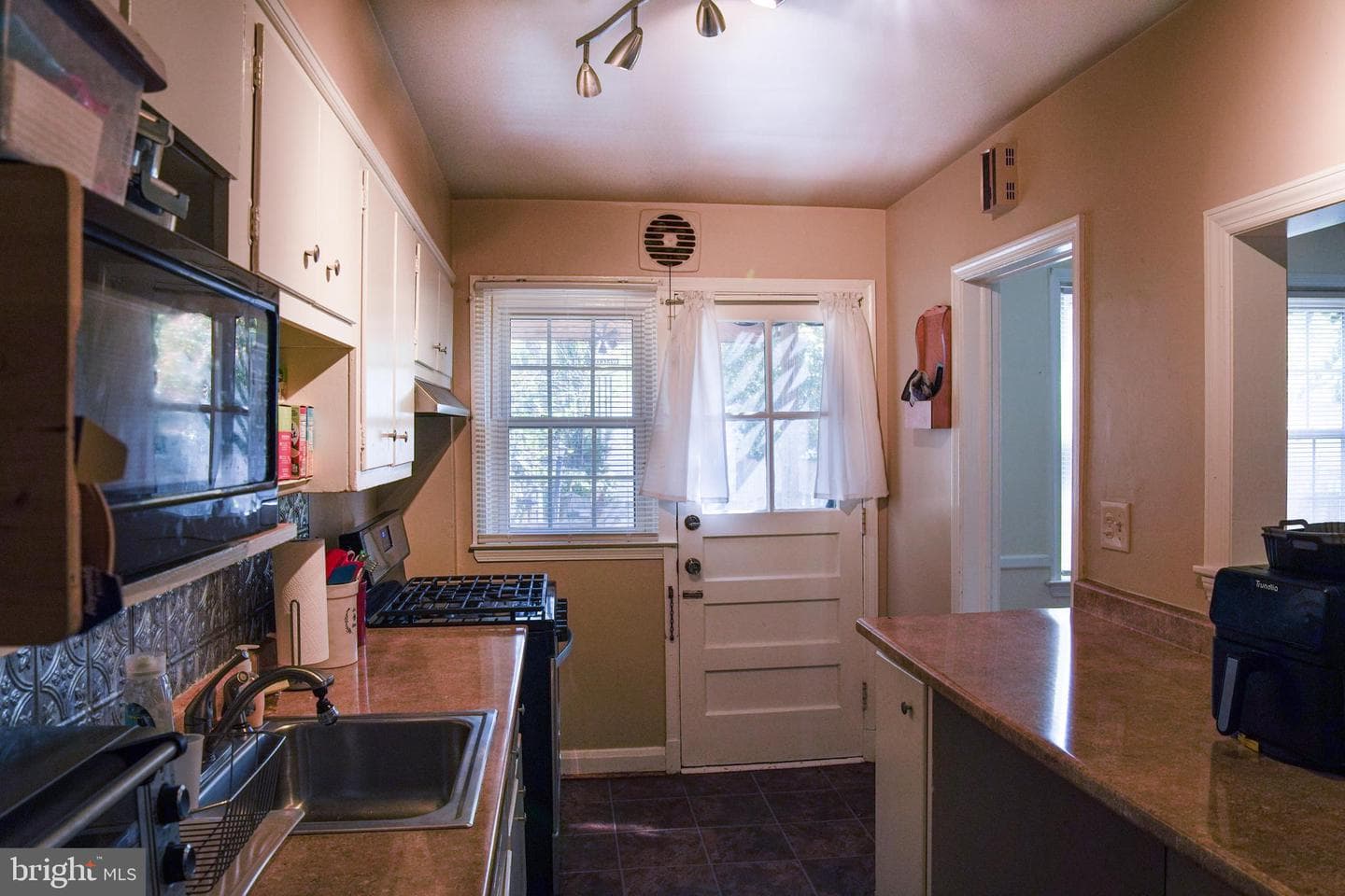 221 E Medwick Garth photo 9