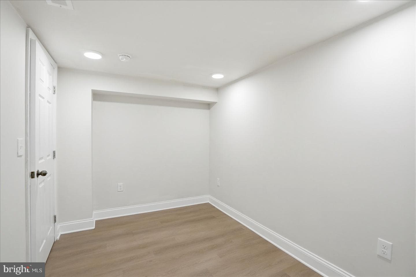 8907 Yvonne Avenue photo 28