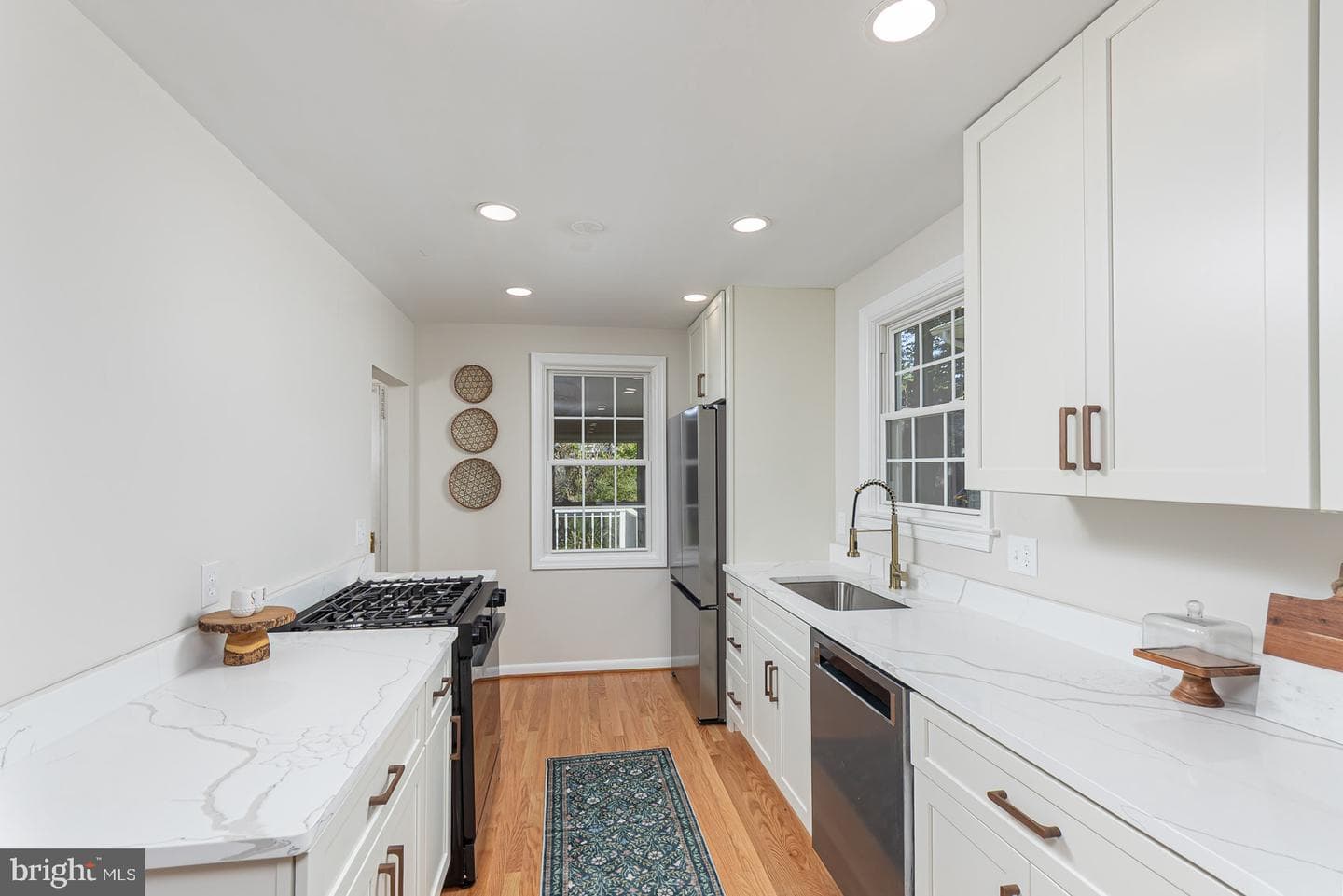 571 Woodbine Ave photo 3