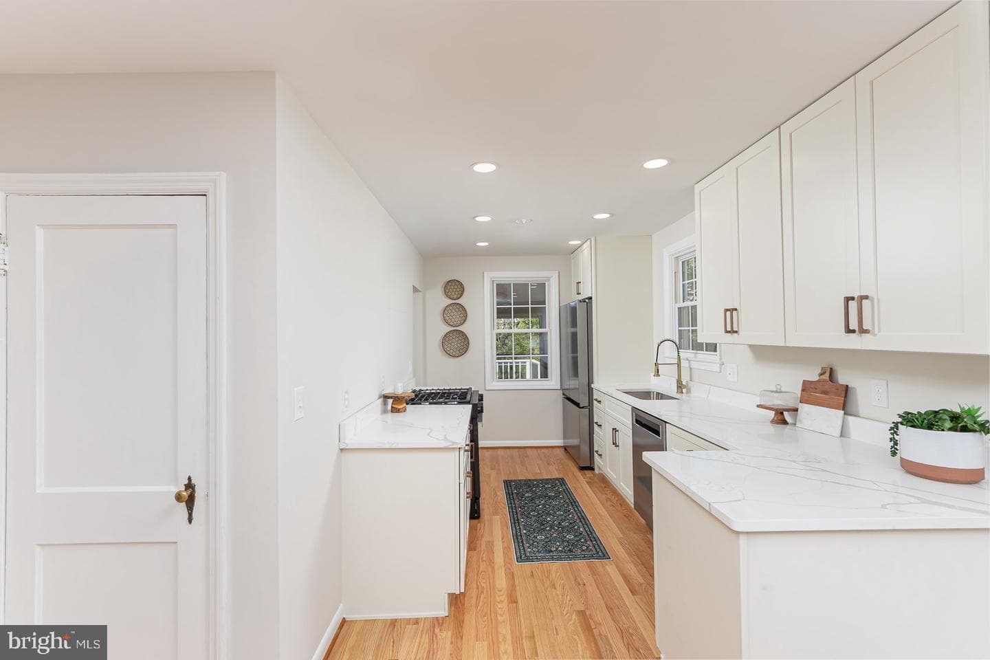 571 Woodbine Ave photo 4