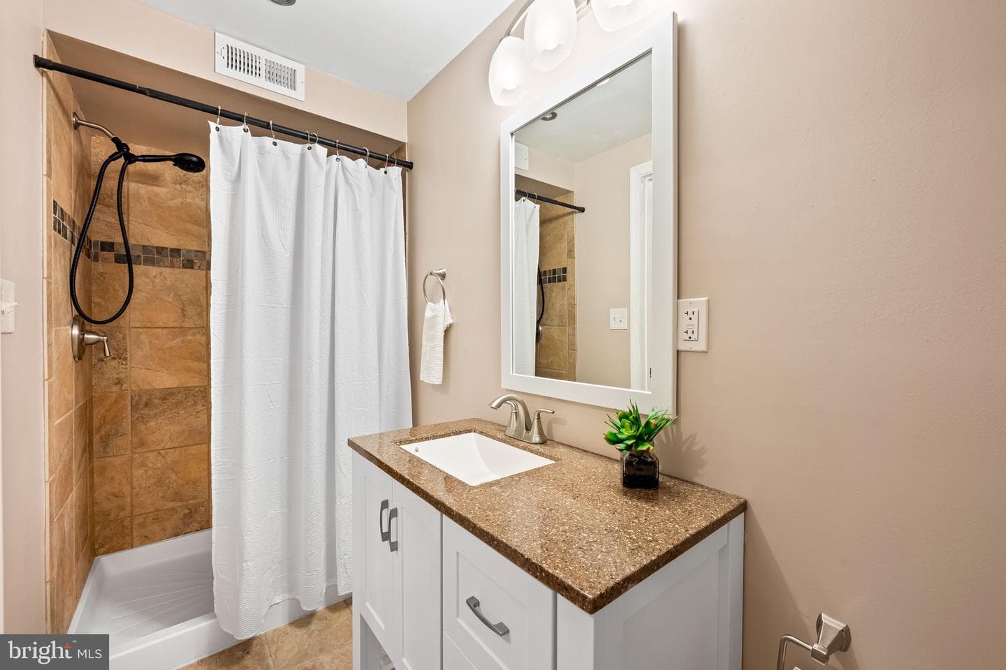 1817 Dunmere Road photo 22