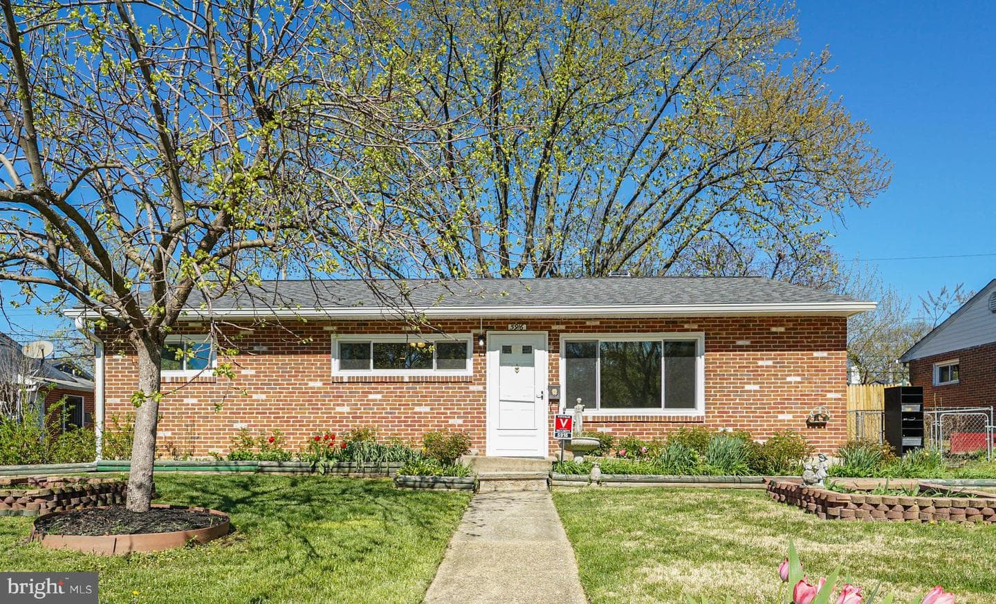 5916 Robindale