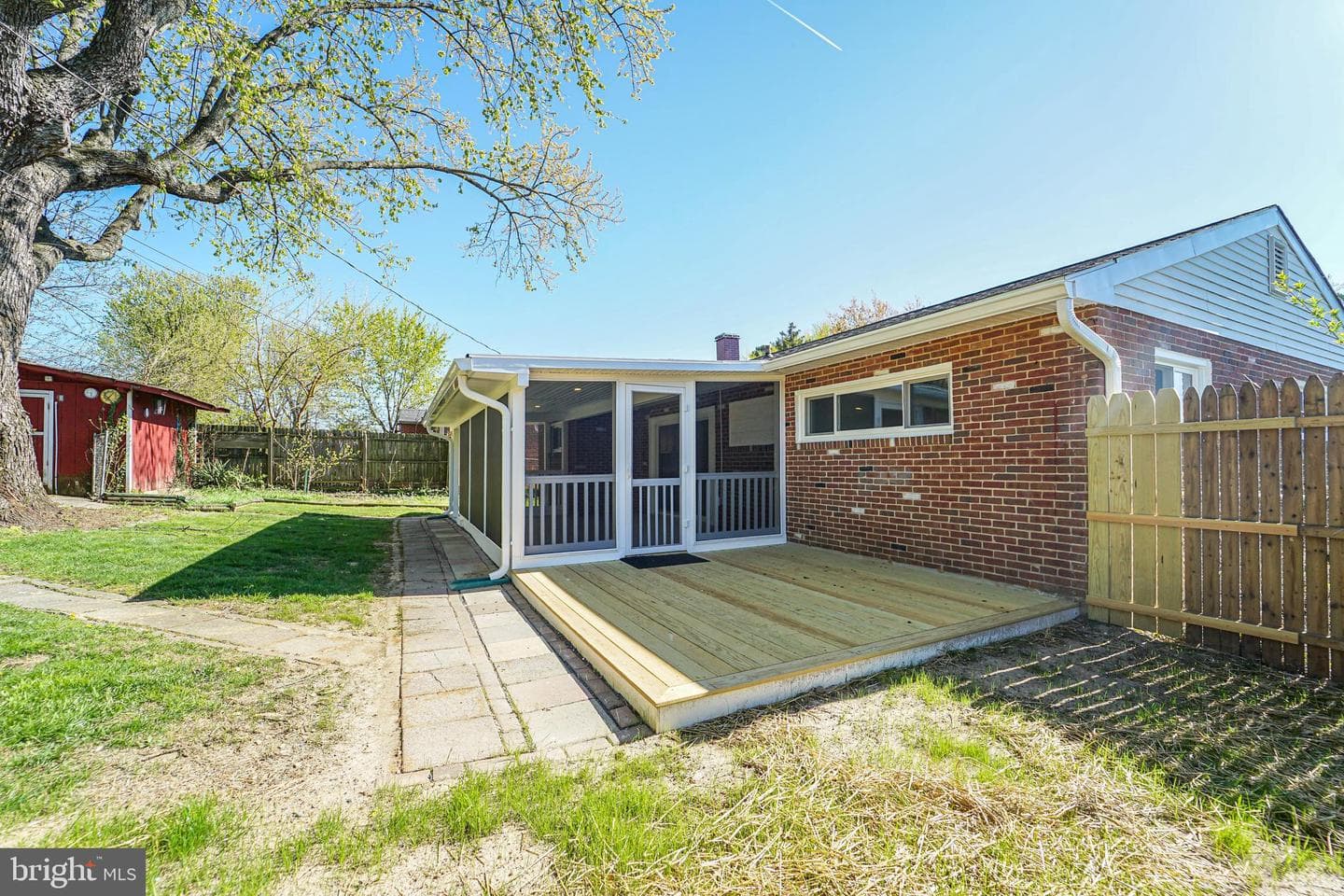 5916 Robindale photo 10