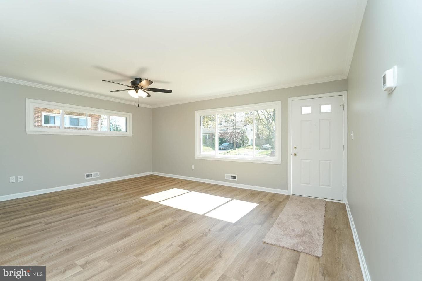 5916 Robindale photo 14