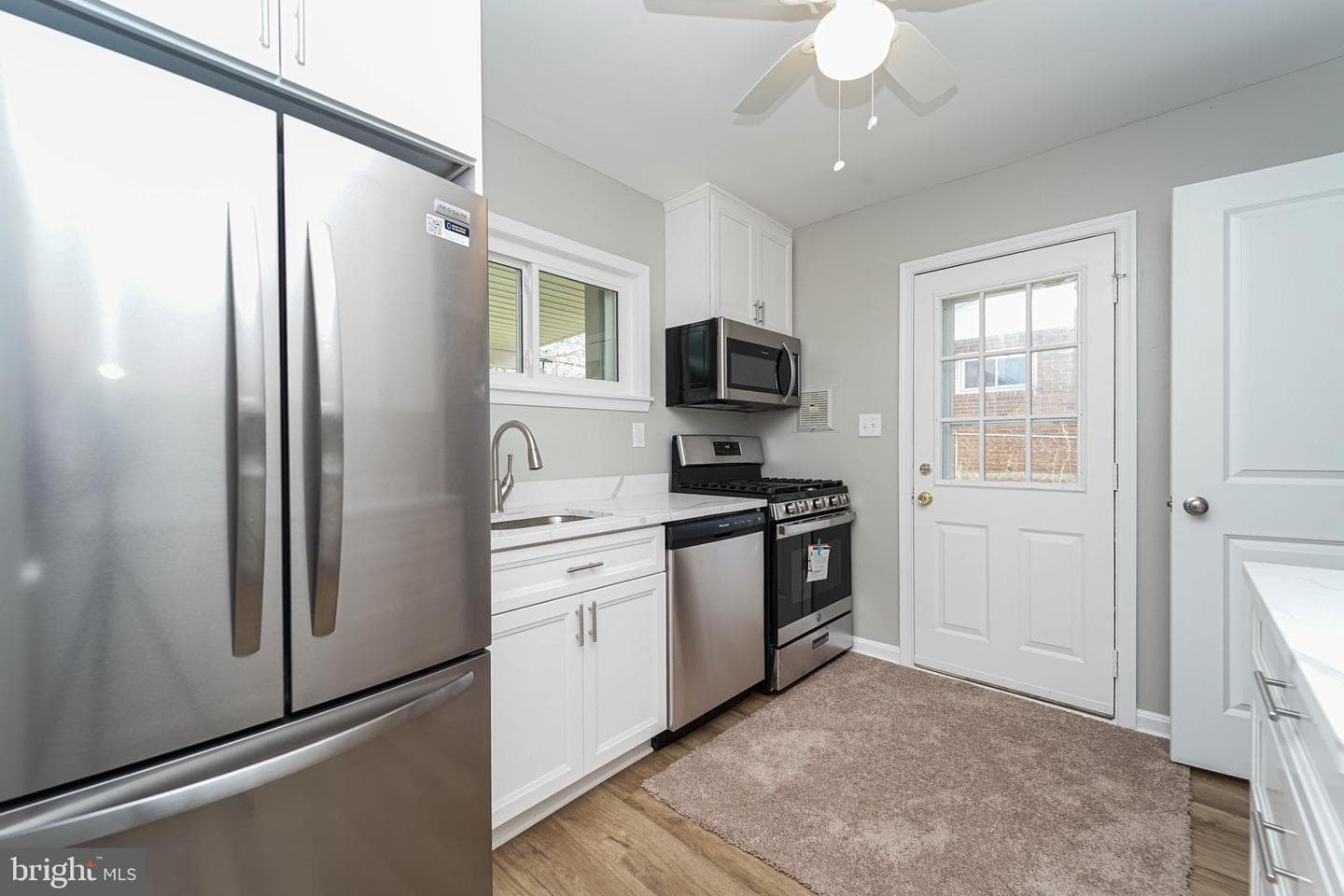 5916 Robindale photo 18
