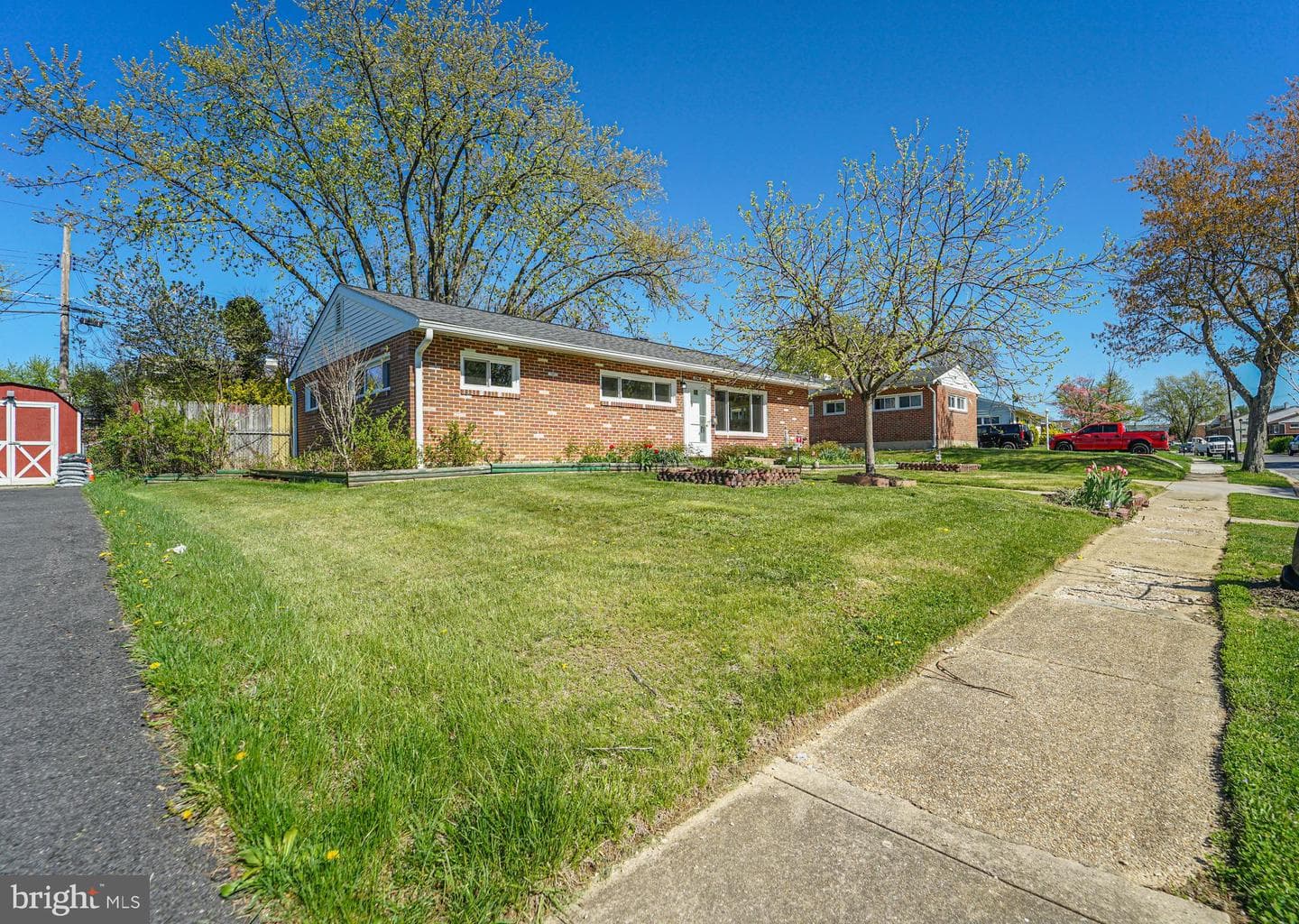 5916 Robindale photo 2