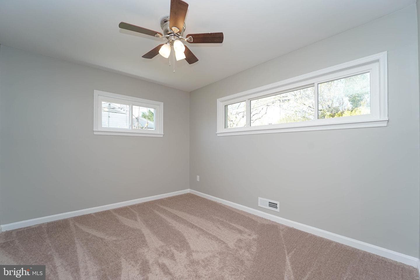 5916 Robindale photo 27