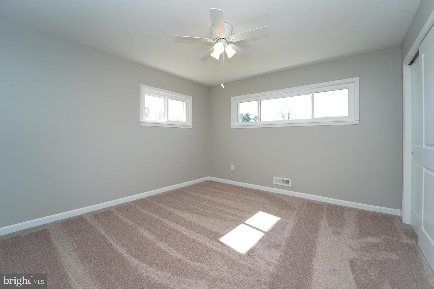 5916 Robindale photo 33