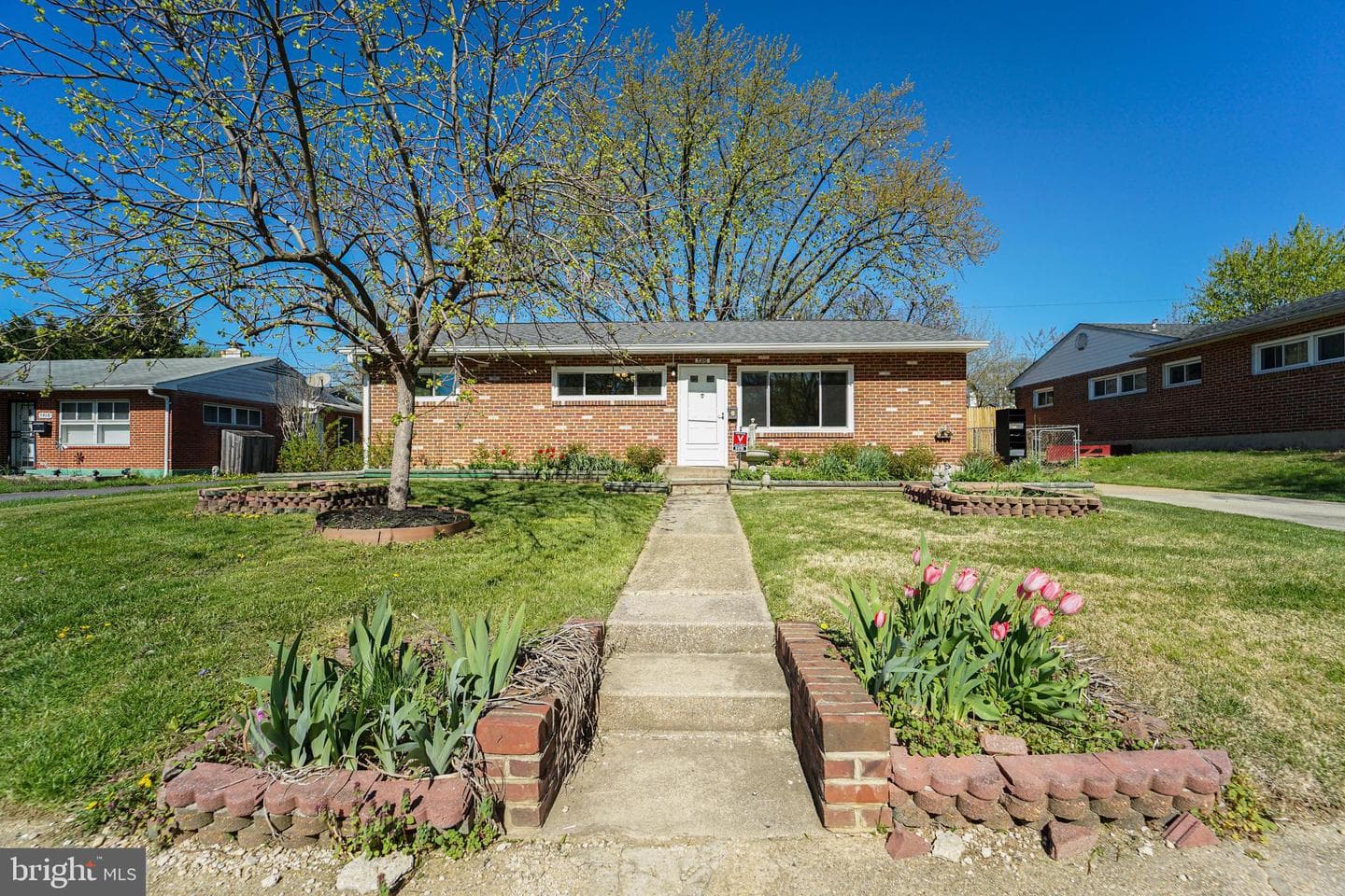 5916 Robindale photo 4