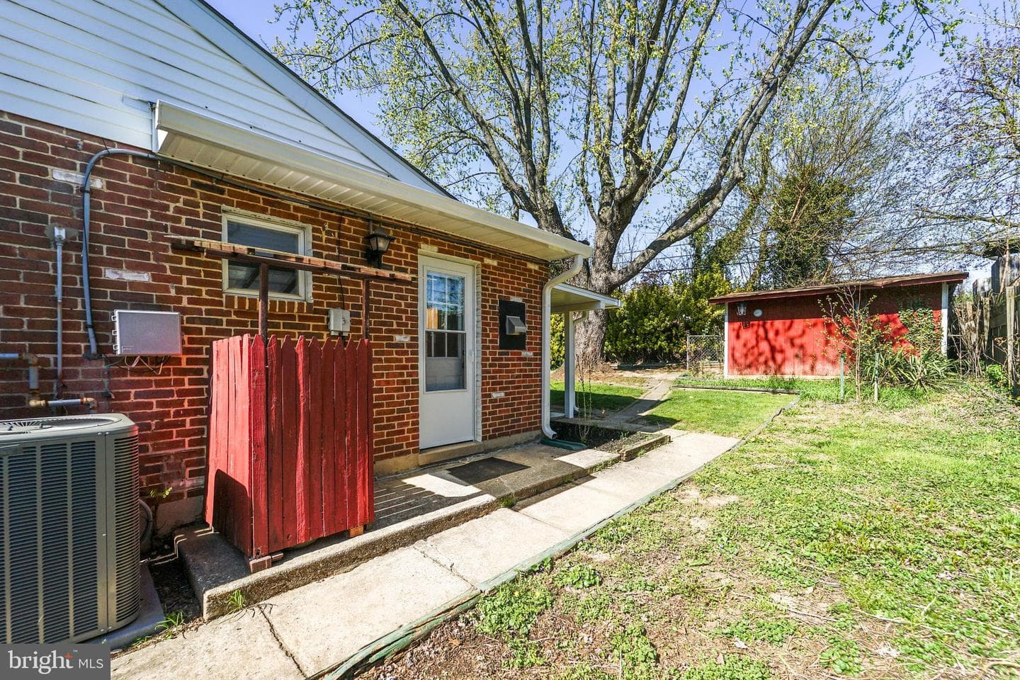 5916 Robindale photo 5