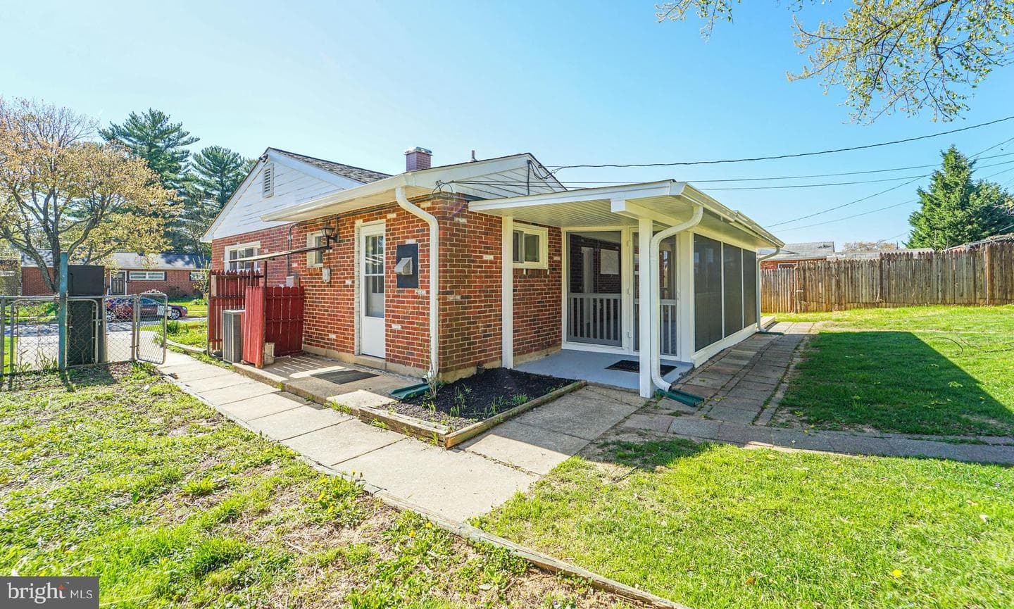 5916 Robindale photo 6
