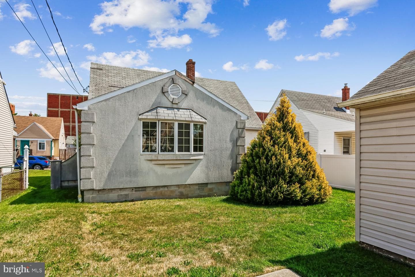 1912 Queensway photo 5