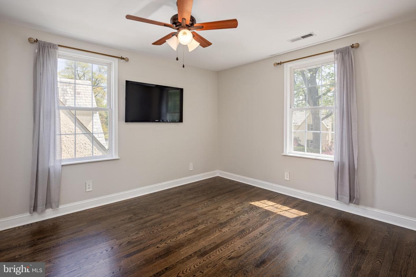 902 Kingston Road photo 19