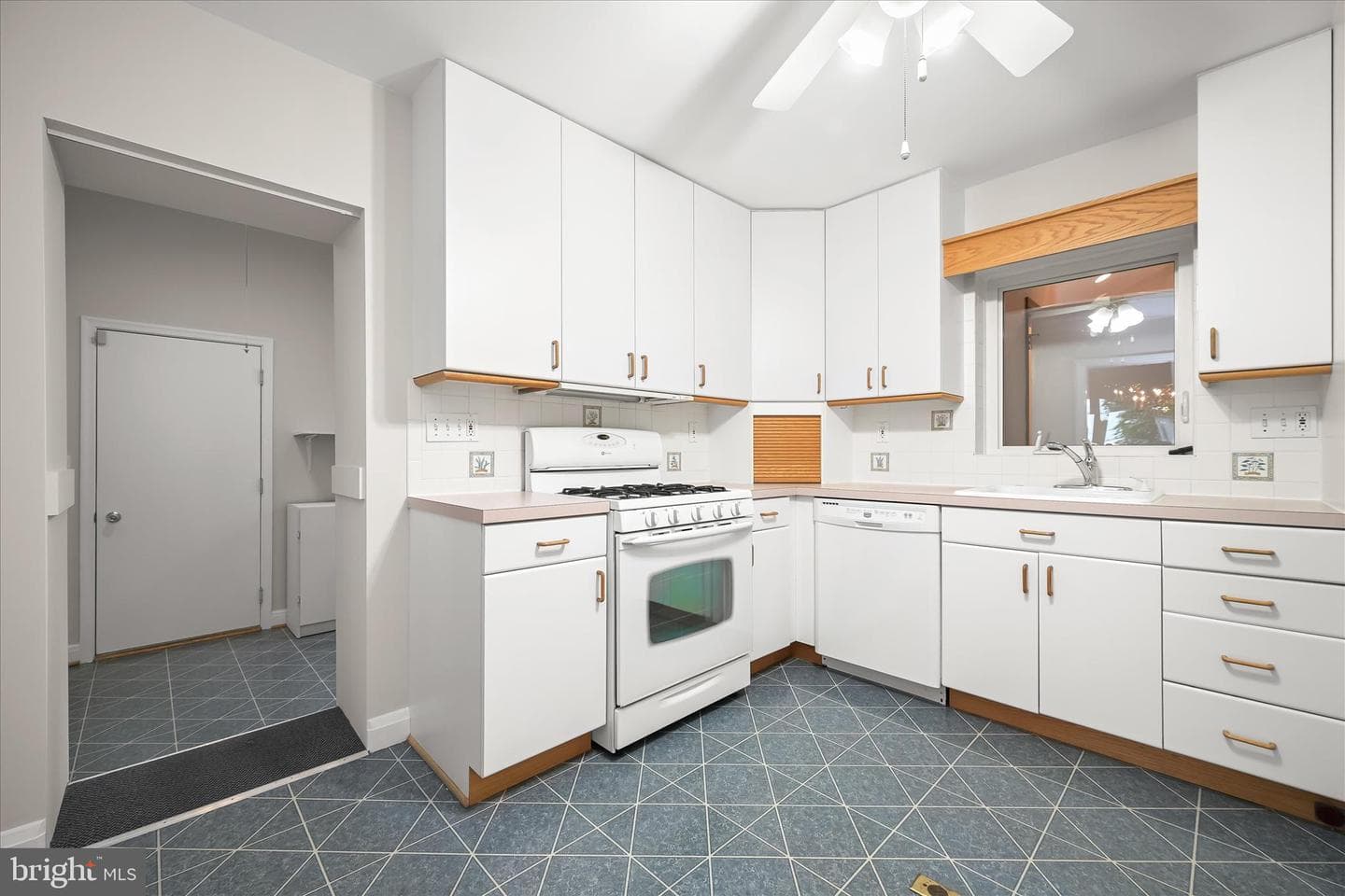 11 Seminole Avenue photo 10