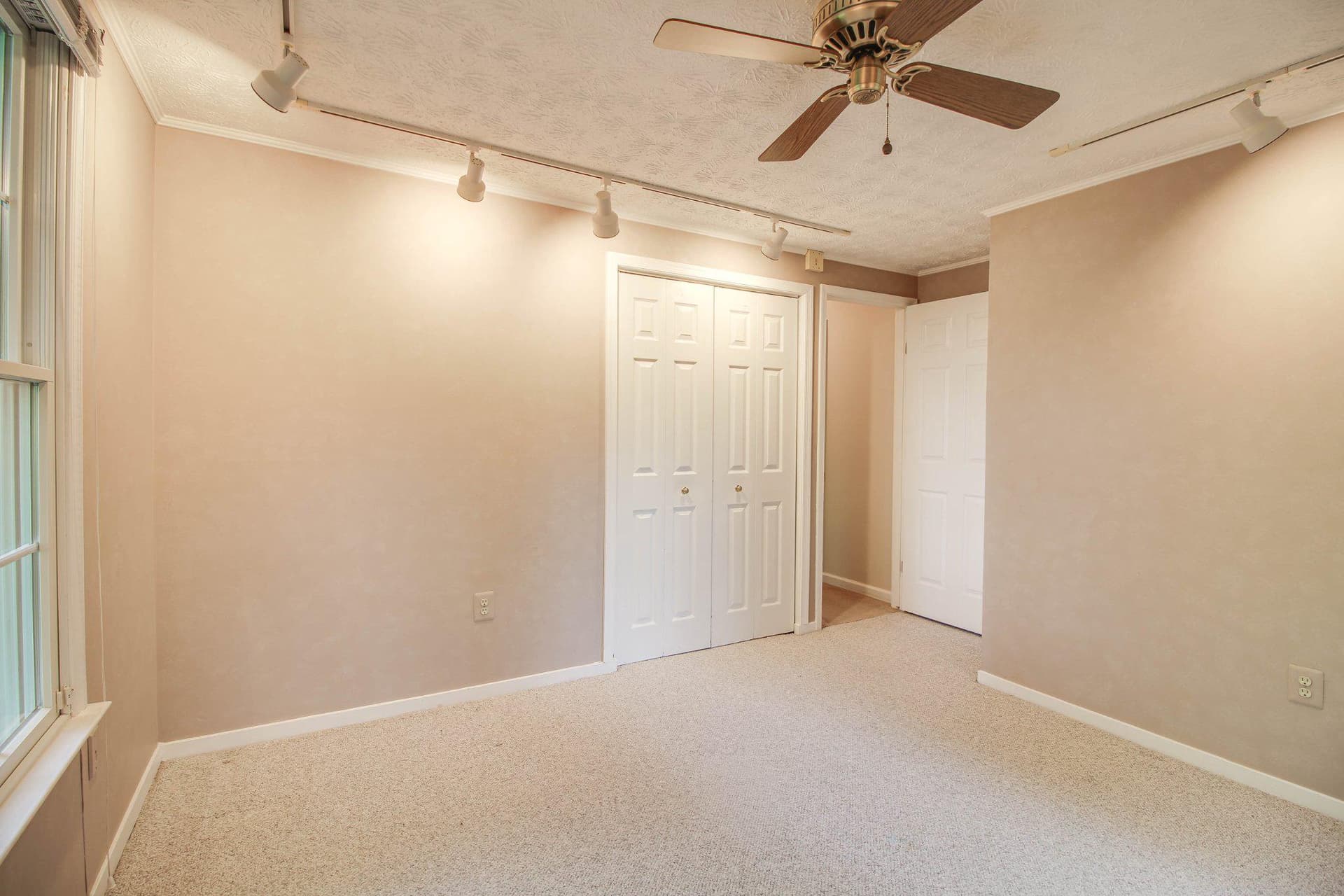 1010 Hilton Avenue photo 18