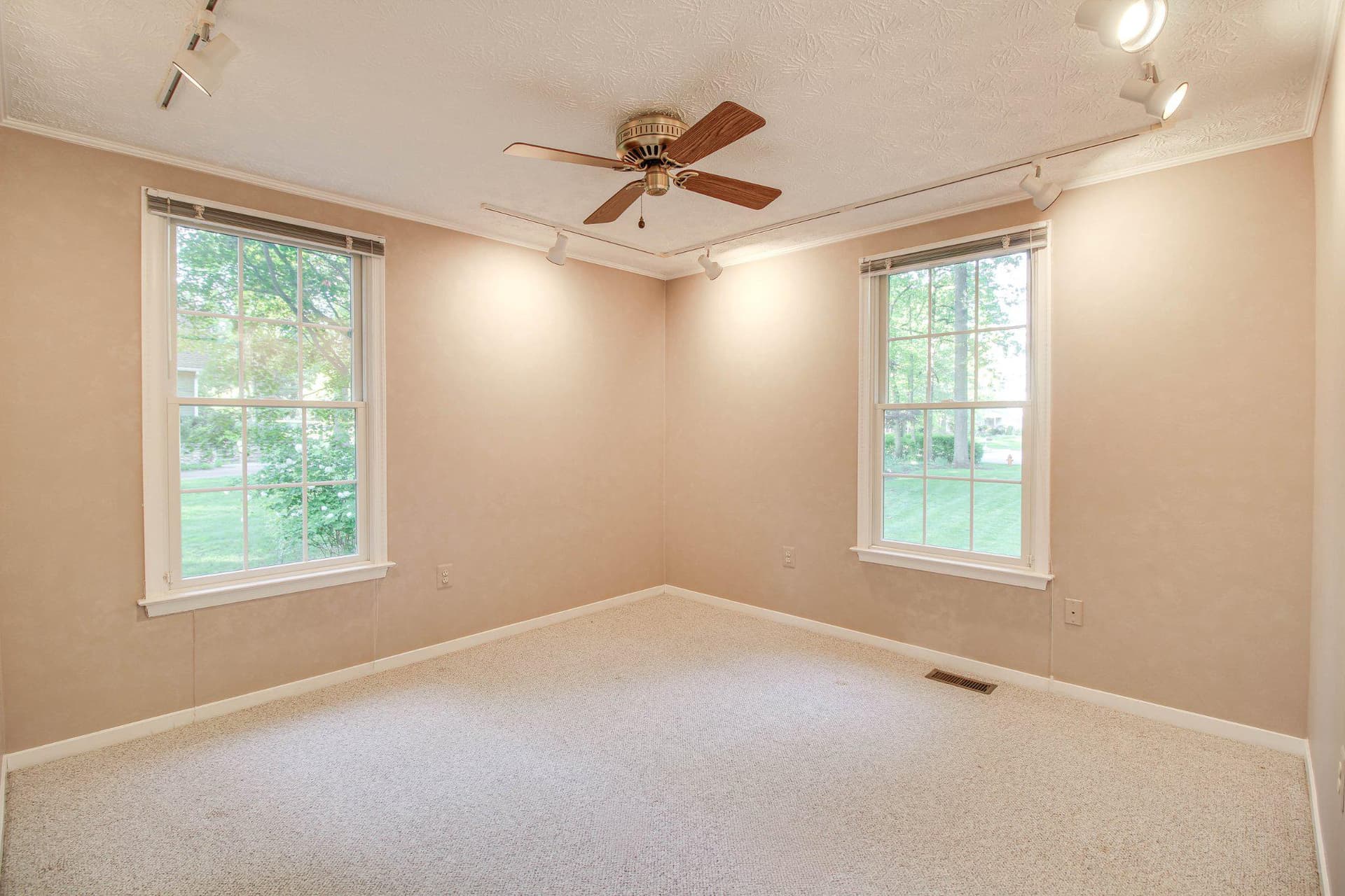 1010 Hilton Avenue photo 19