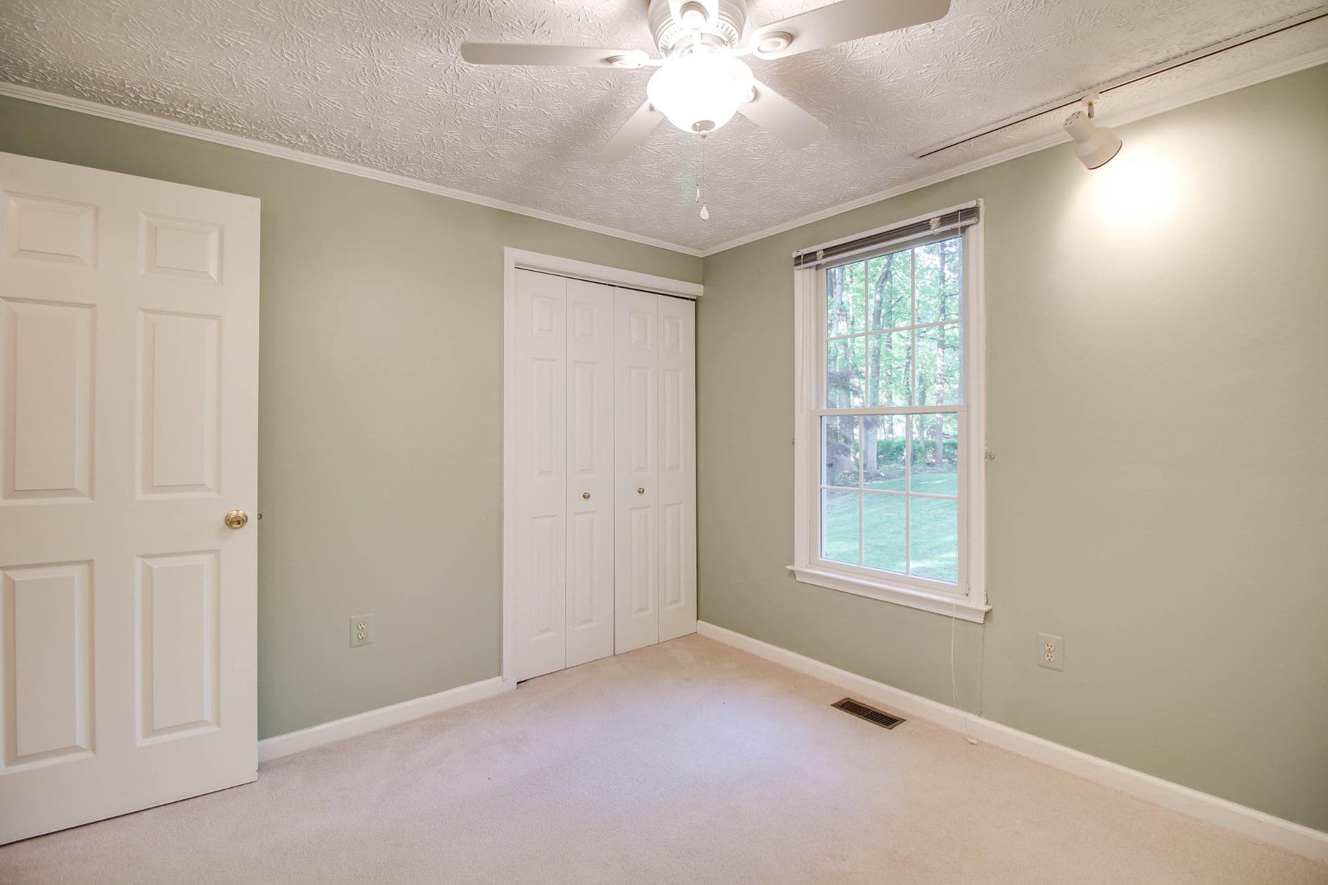 1010 Hilton Avenue photo 22