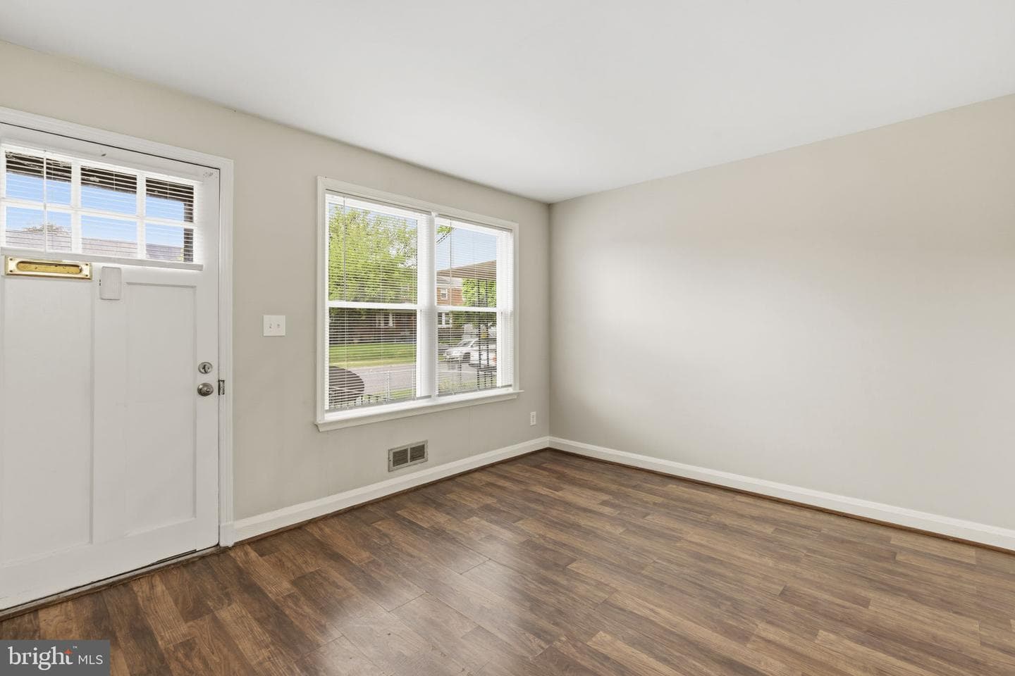 748 Arncliffe Road photo 3