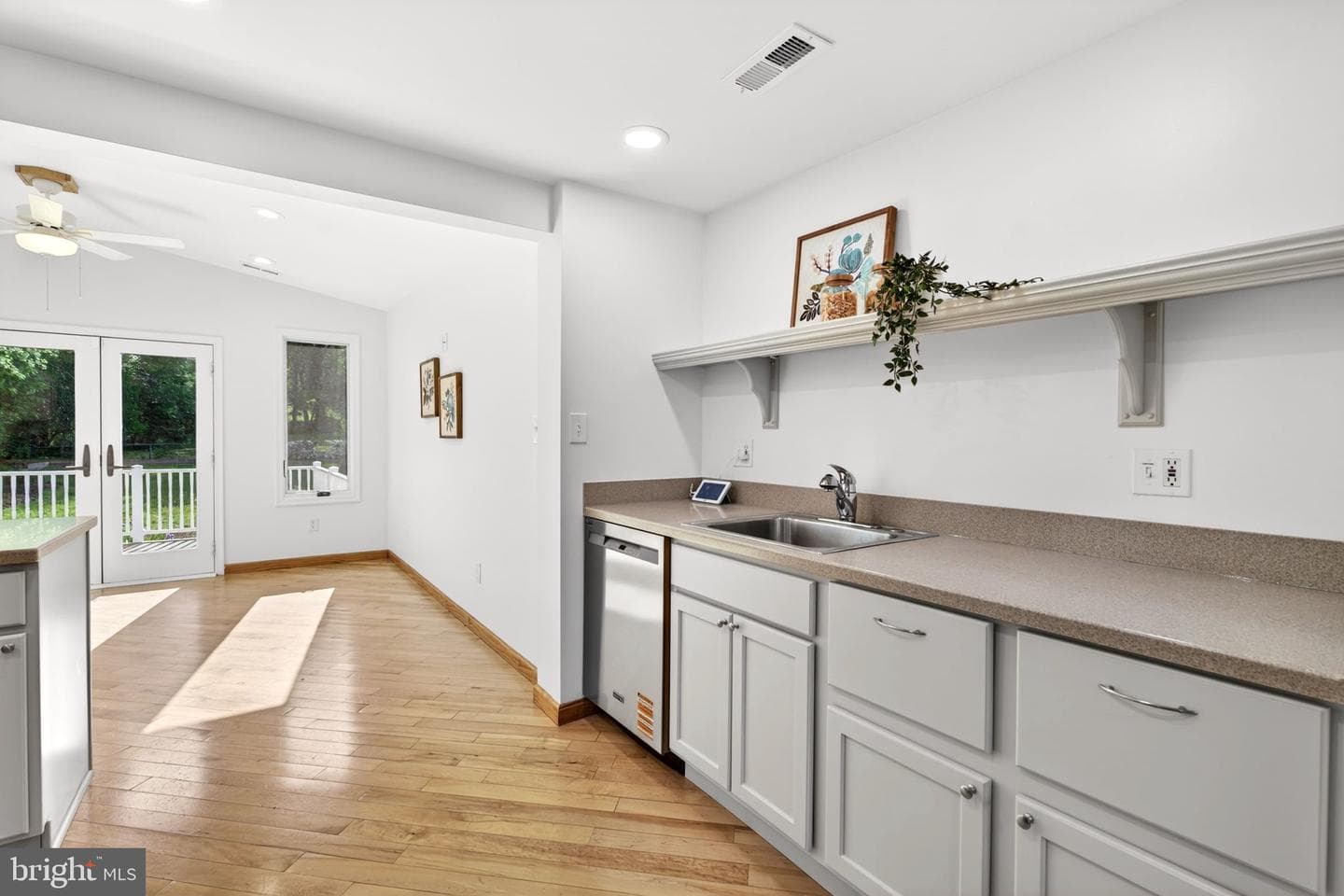 9 Maple Avenue photo 41