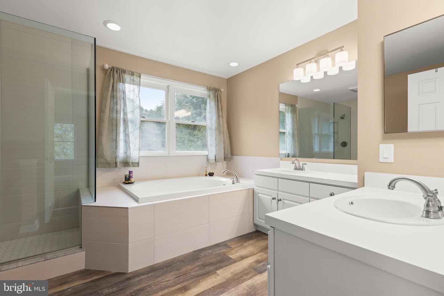 16 Charing Court photo 31