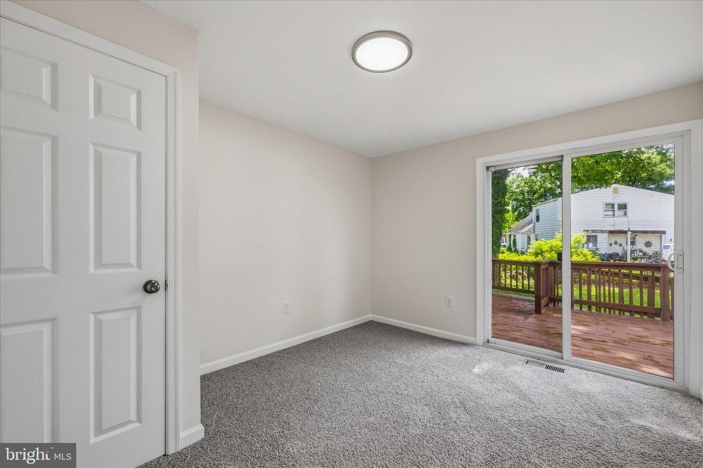 945 Renfrew photo 20
