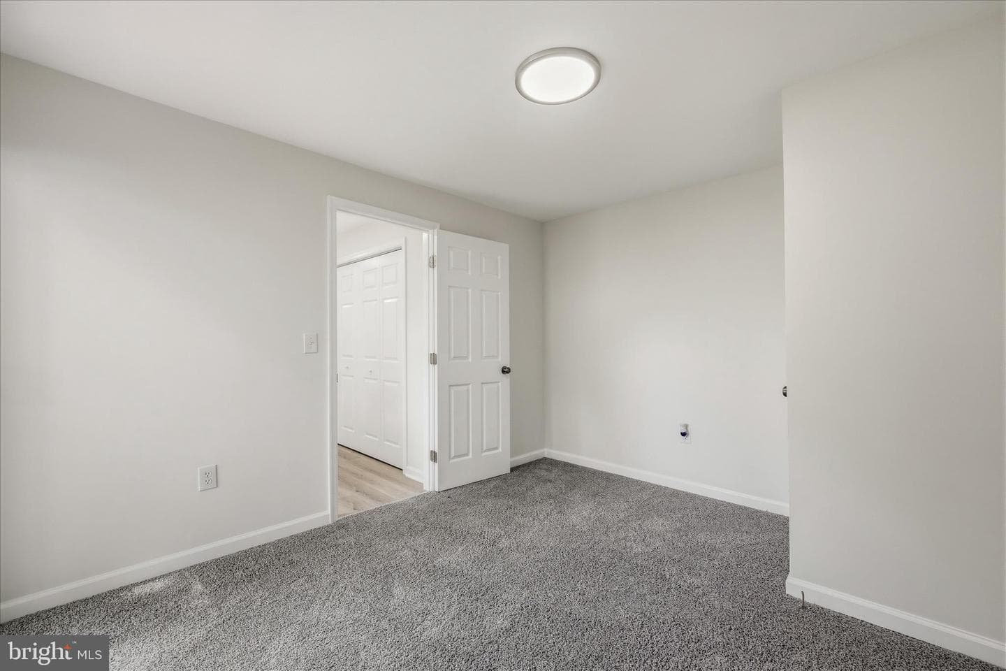 945 Renfrew photo 22