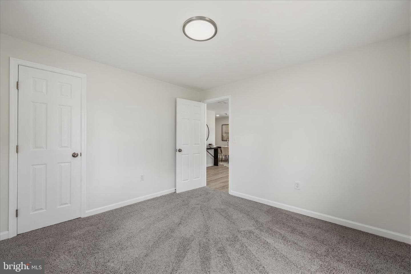 945 Renfrew photo 23