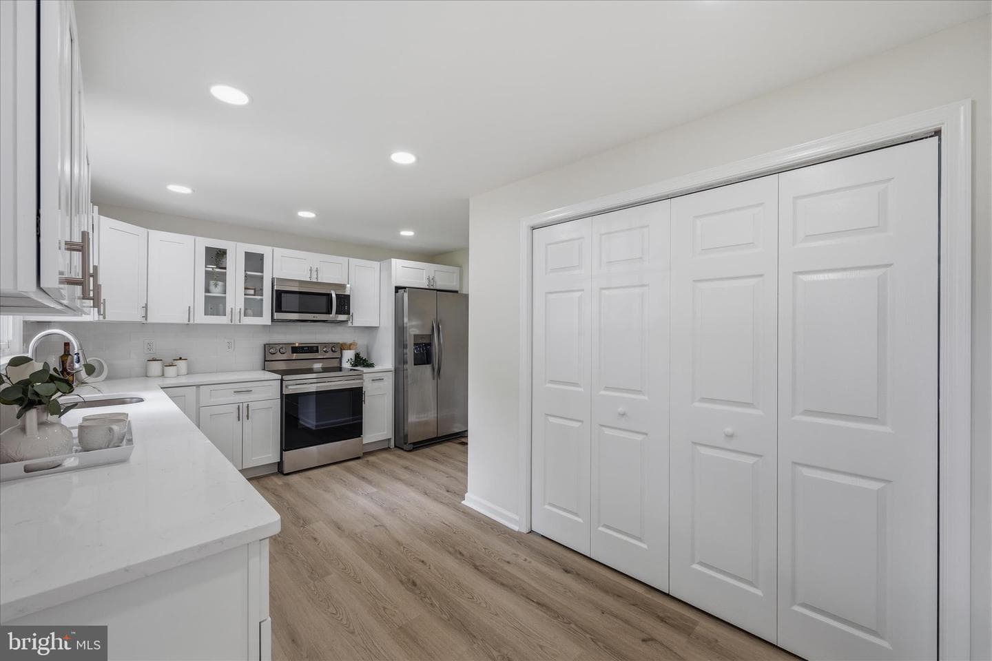 945 Renfrew photo 6